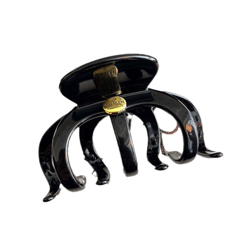 The 2025 new black large pumpkin claw clip is a high-end female hairpin at the back of the head, with a niche and elegant shark clip headwear Application Scenario