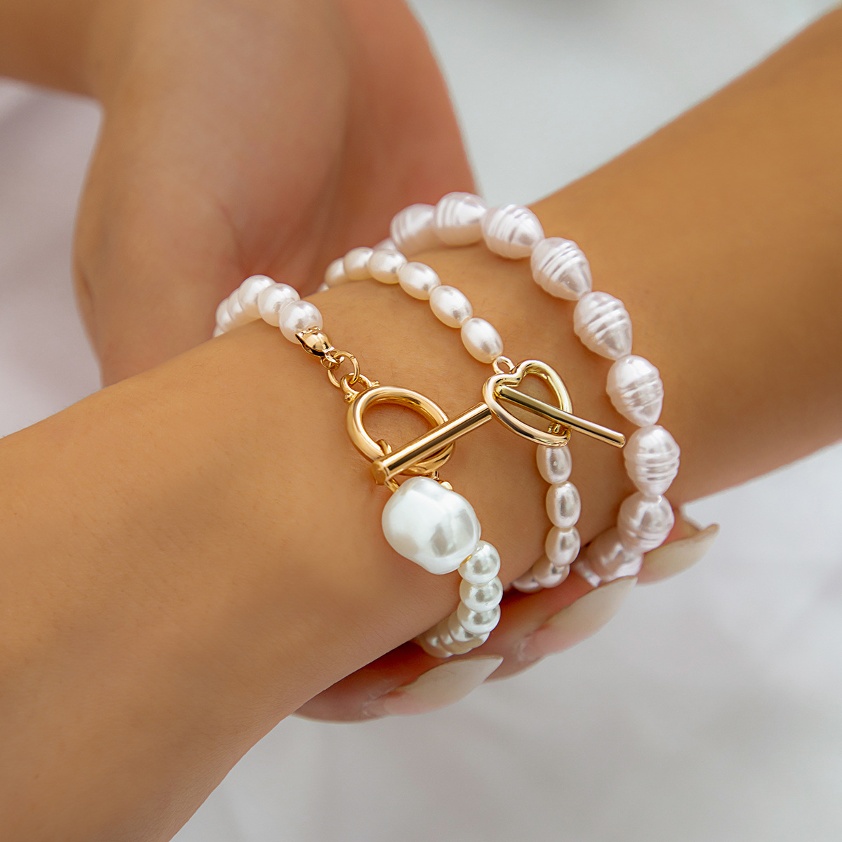 A niche woven water drop imitation pearl stacked collarbone chain with a versatile OT clasp and a heart-shaped water drop pendant, a retro beaded necklace details Picture