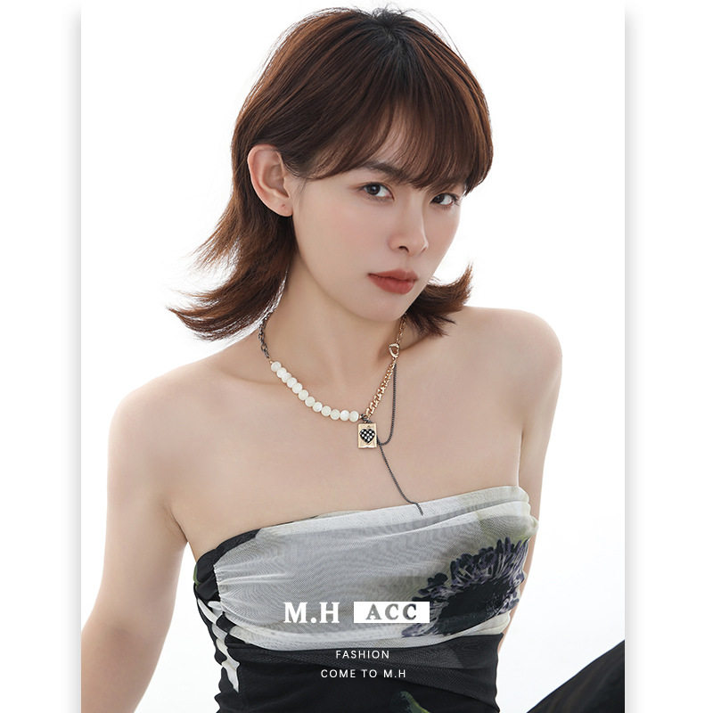 Original checkerboard heart-shaped necklace for women, simple design, collarbone chain, beaded splicing, fashionable and high-end commuting necklace details Picture