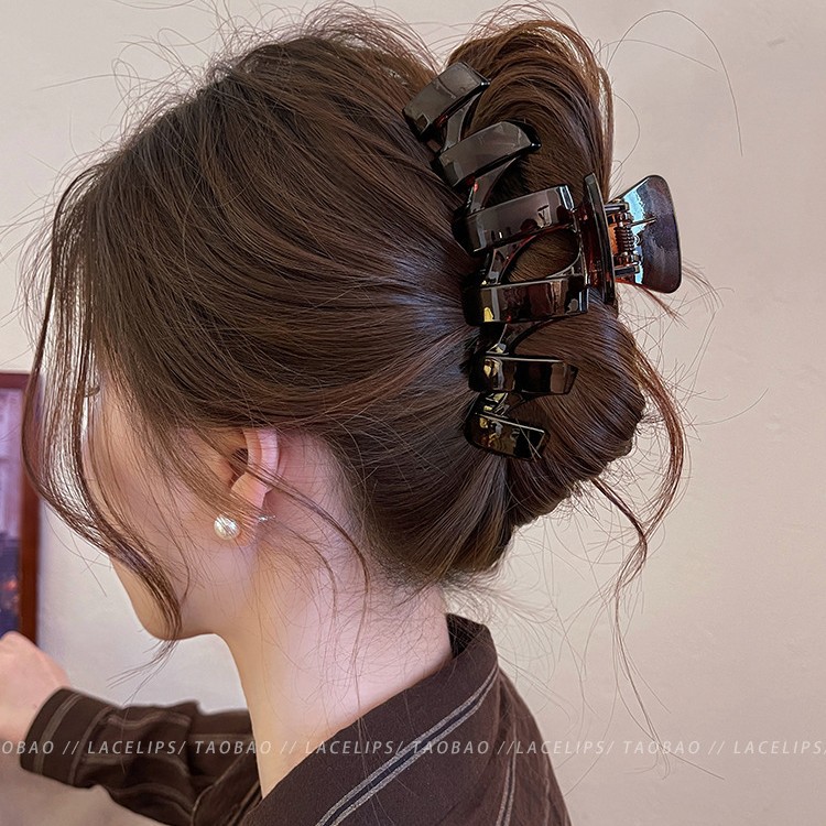 2025 New wavy hair clip, large shark clip, women's back head, high-end hair clip, hair accessory Application Scenario
