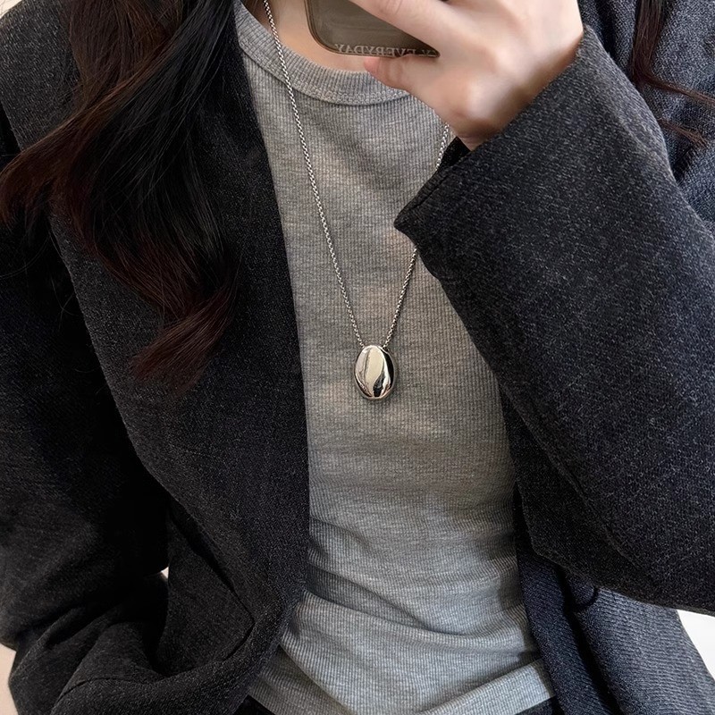 Simple oval metal pendant necklace, unique and fashionable, adjustable sweater chain, versatile necklace for women full figure