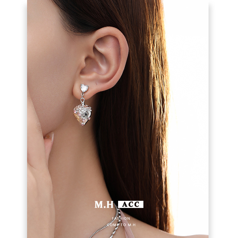 Original small pink diamond strawberry sweet style earrings, 925 silver needle high-end and elegant stud earrings, trendy and exquisite earrings details Picture