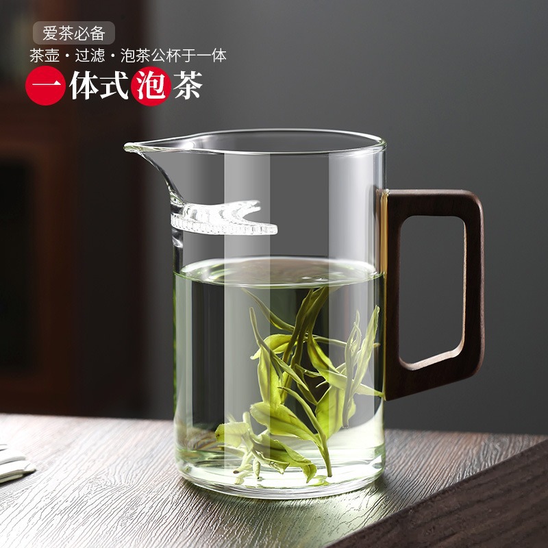 High borosilicate glass crescent-shaped cup, side wooden handle, integrated filter, fair cup, thickened heat-resistant tea brewing vessel, Gongfu green tea cup details Picture