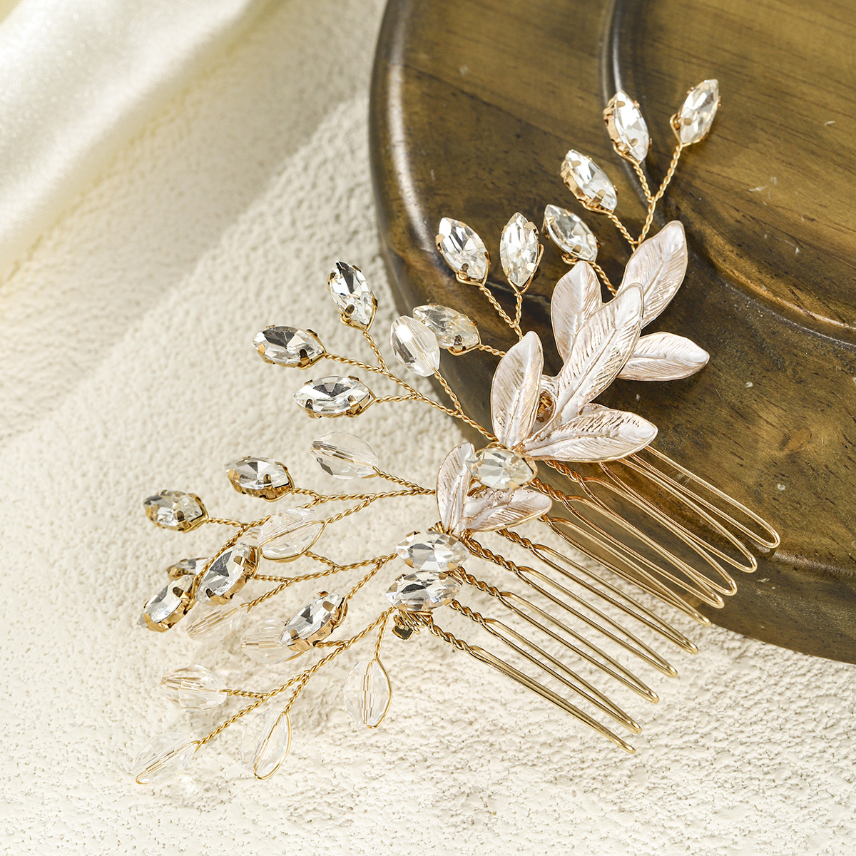 A new Korean bride's hair comb, birthday, wedding, photo shoot and headwear, a versatile and light luxury handcrafted crystal accessory Application Scenario