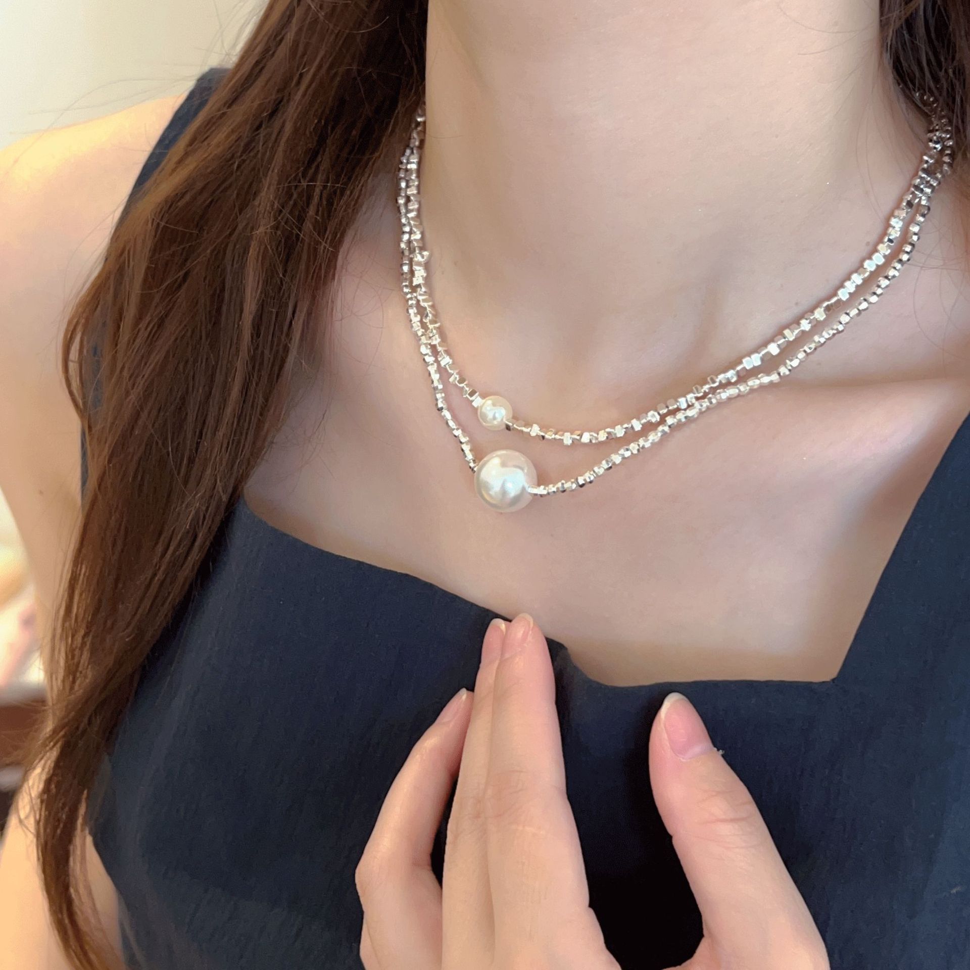 French light luxury style silver pearl pendant necklace, fashionable design sense for girls, niche collarbone chain, neck chain details Picture