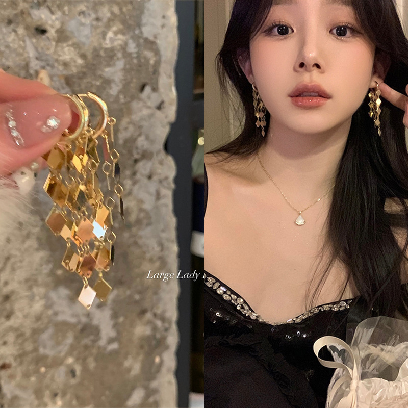 Autumn and winter diamond-shaped tassel earrings for women, light luxury, versatile, high-end and elegant. The ear buckles are super shiny and can show off your face details Picture