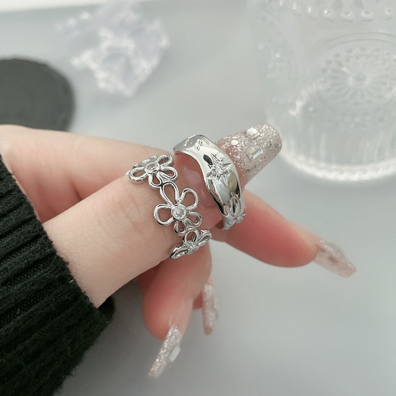 The hollowed-out flower ring exudes a high-end feminine charm in a Korean style, with a unique and elegant open ring. It's a simple and niche internet-famous index finger ring trend details Picture
