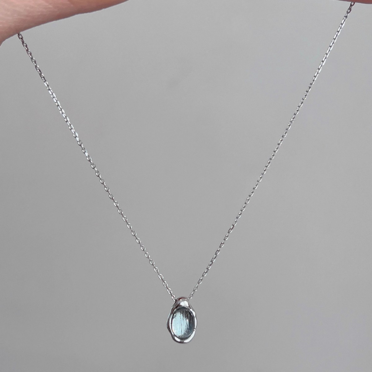The water drop aquamarine and grape stone necklace is a versatile choice for women in summer. It's the same style as the French light luxury collarbone chain worn by an Instagram blogger Application Scenario