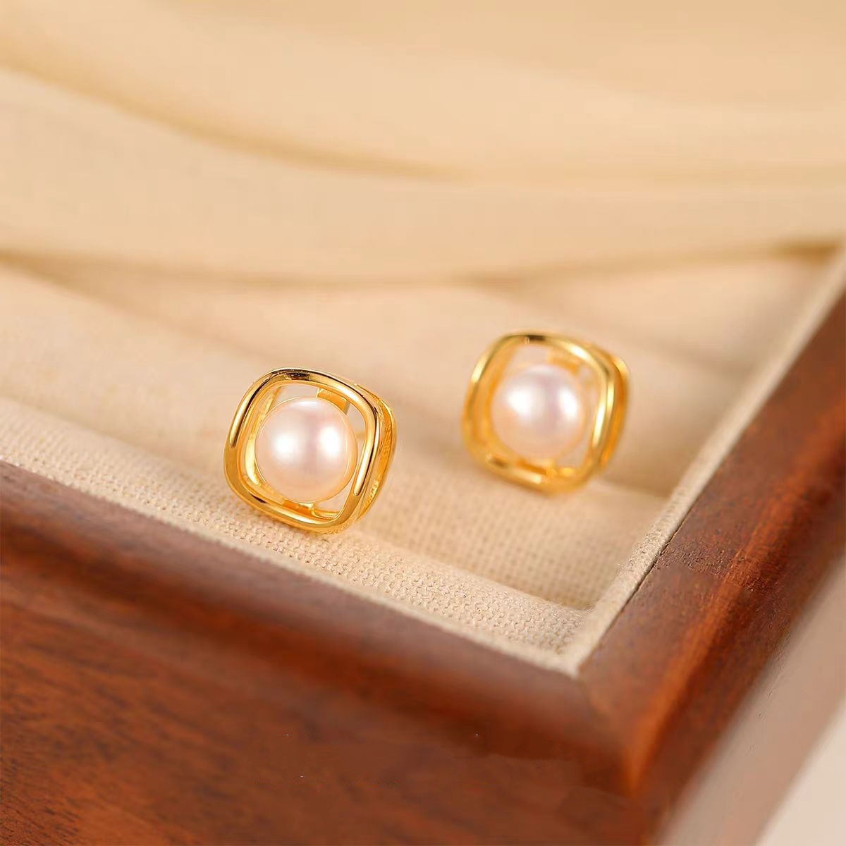 Simple and fashionable geometric pearl stud earrings, a new bestseller in 2025, with a unique design sense. Women's rare and versatile earrings for summer Application Scenario