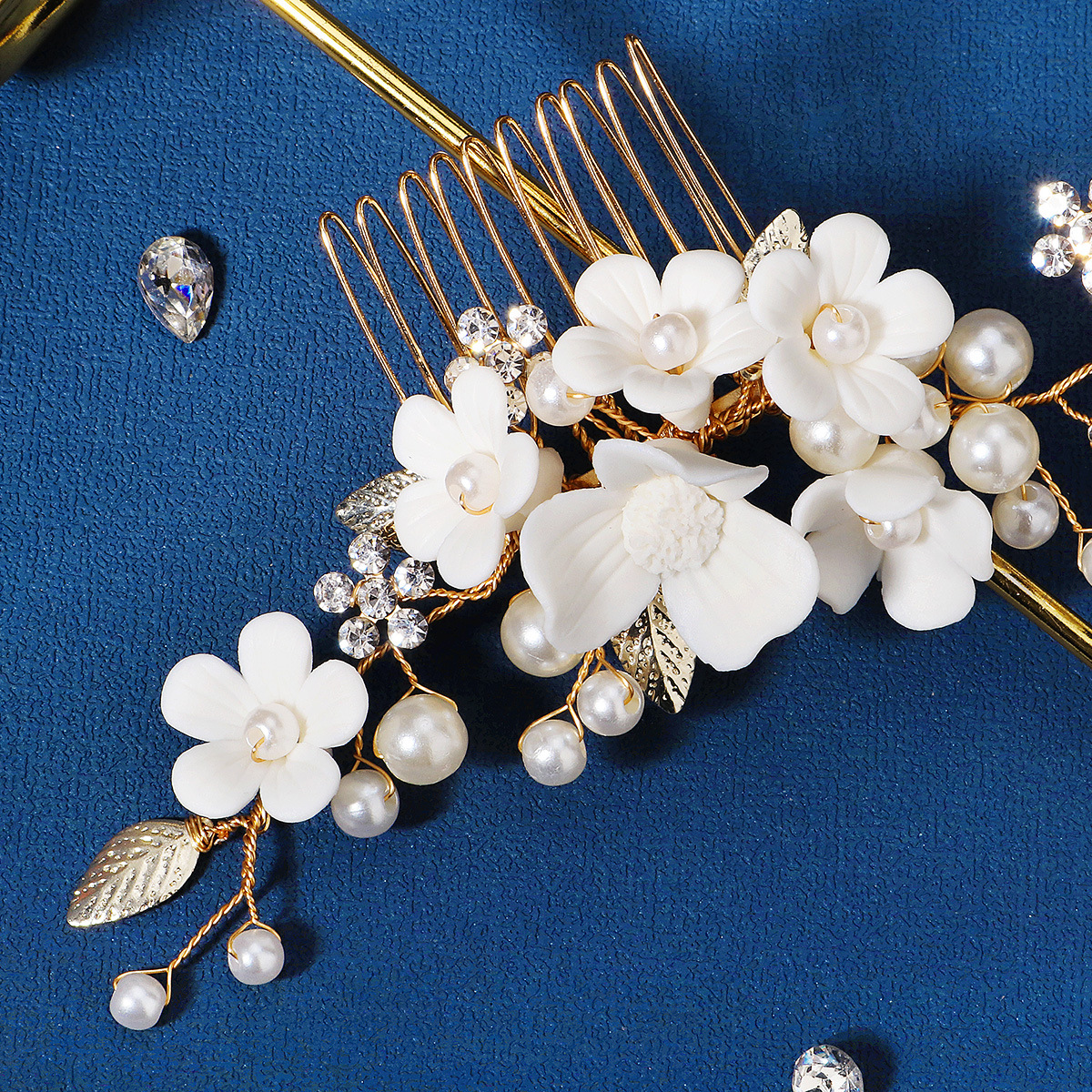 European and American bride accessories, pearl and water diamond hair combs, ancient-style Hanfu updo headwear, forest-themed ceramic flower hand-inserted combs Application Scenario