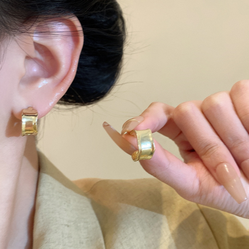 European and American geometric metal wide C-shaped earrings, women's Hong Kong-style stud earrings, high-end and individualistic cold style earrings wholesale details Picture