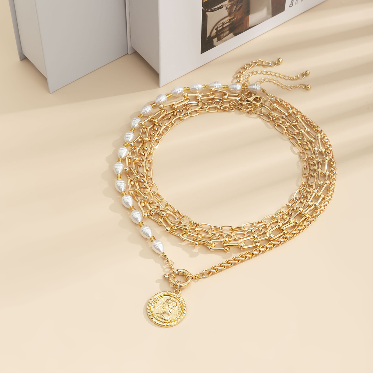 European and American cross-border jewelry, retro hollowed-out U-shaped buckle hip-hop necklace, female personality patchwork imitation pearl figure necklace Application Scenario