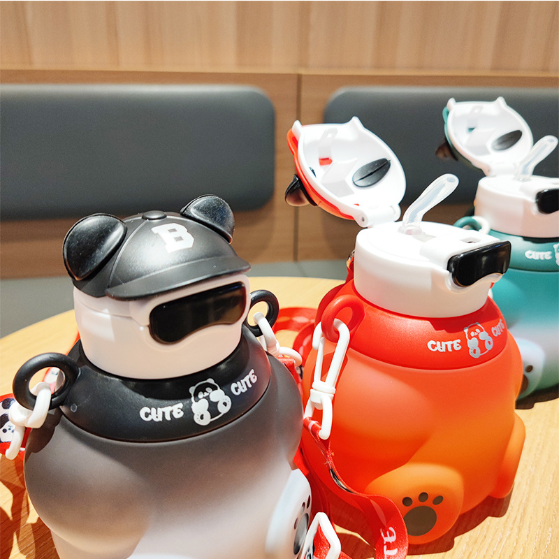 E-commerce wholesale new children's cute water cups with high appearance level, featuring straws, carrying straps, water bottles, portable and direct drinking bear water cups Specification drawing