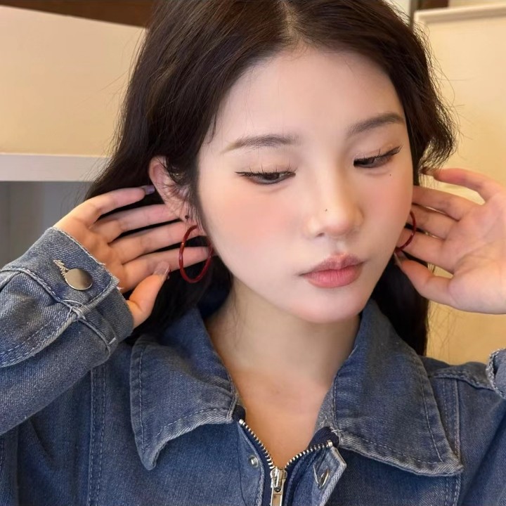 Retro Encore red glazed twisted ear ring earrings, women's 2025 autumn/Winter bestsellers, stud earrings, high-end and versatile earrings Application Scenario