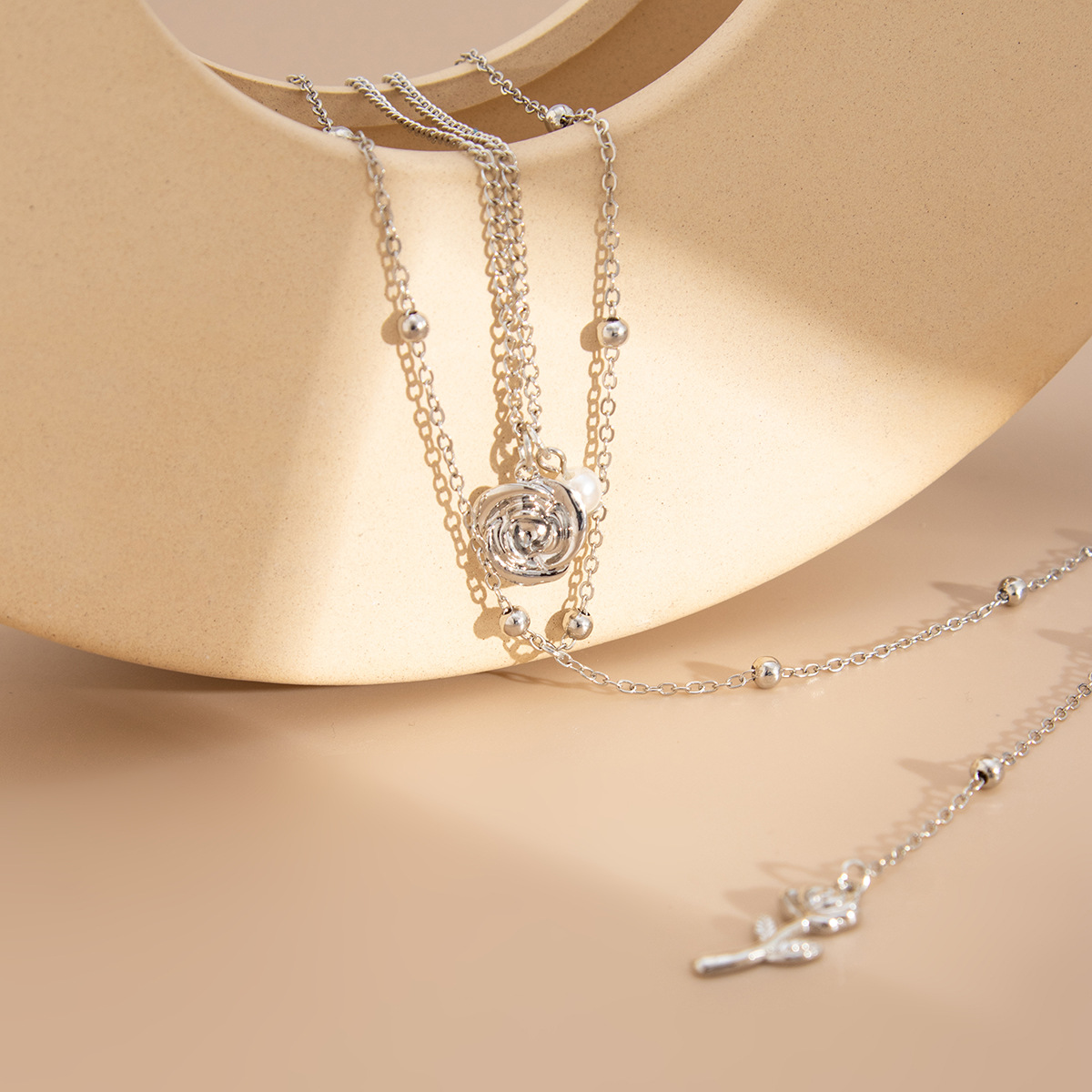 European and American cross-border jewelry, fashionable rose alloy pendant, special necklace, high-end pearl Y-shaped collarbone chain Application Scenario