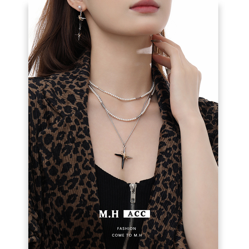 Original high-end black and gold cross necklace, hip-hop Instagram niche design sense collarbone chain, fashionable and trendy pendant for women Specification drawing