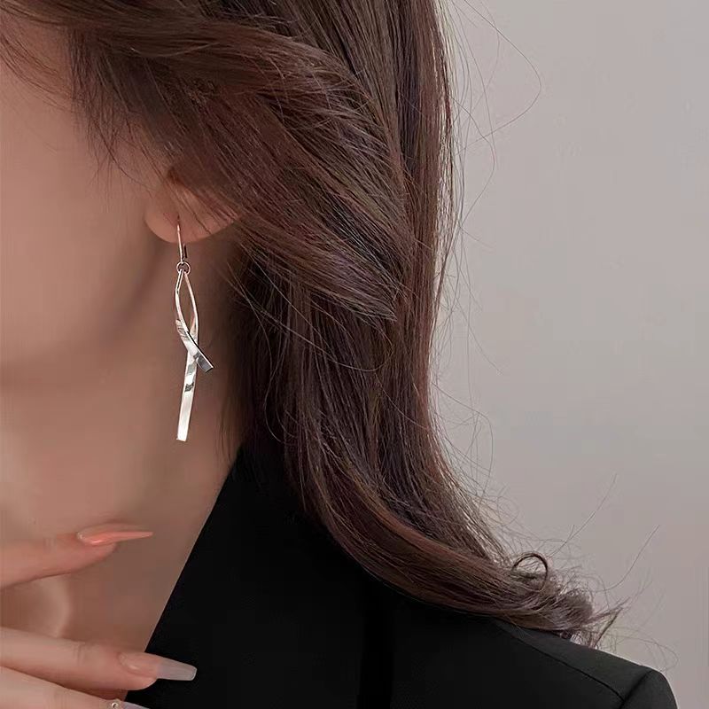 Minimalist line tassel earrings, a new trend in 2025, with a niche design sense and a light luxury and high-end look Application Scenario