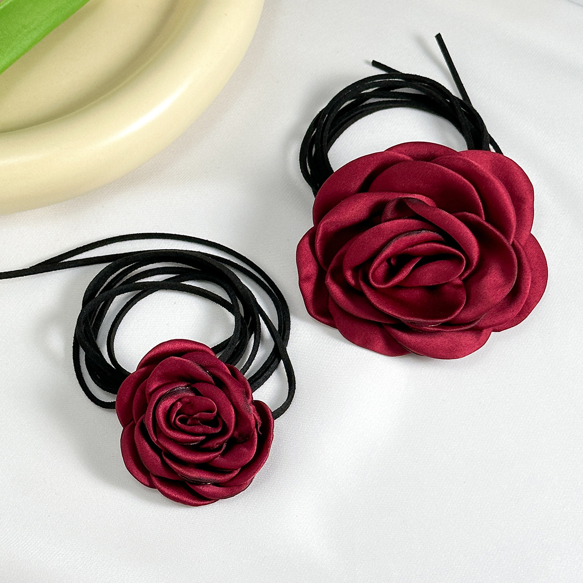 European and American cross-border flower binding rose choker retro necklace rose dinner collar accessory necklace for women Application Scenario
