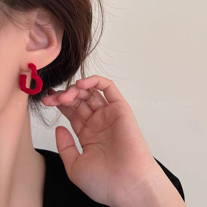 New Year's red velvet hollowed-out heart-shaped stud earrings, unique design for women, high-end autumn and winter earrings, a niche and festive accessory details Picture