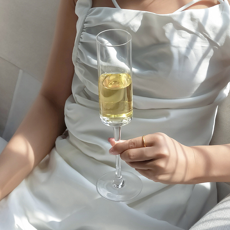 Slanted champagne glass, high appearance level, tall glass, flute cocktail, straight wine glass, cinched sparkling wine glass Application Scenario