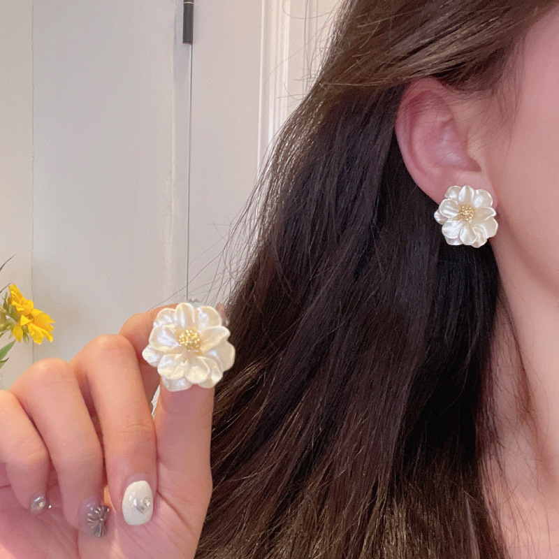Light luxury camellia stud earrings for women, Korean Internet celebrity style earrings, 2025 new bestseller, high-end and niche earrings Specification drawing