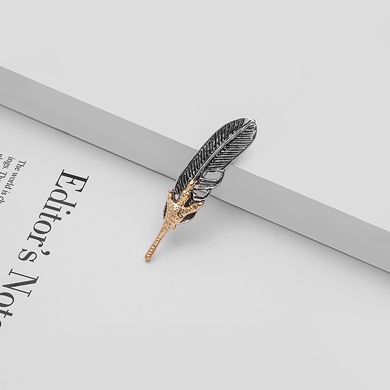 Retro alloy eagle claw feather brooch, fashionable three-dimensional 3D brooch, factory direct sales, export corsage accessories Application Scenario