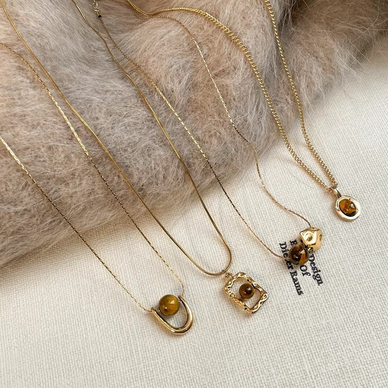 This U-shaped tiger's eye pendant necklace is a retro, elegant, light luxury and versatile necklace for women. It's a sweater chain Specification drawing
