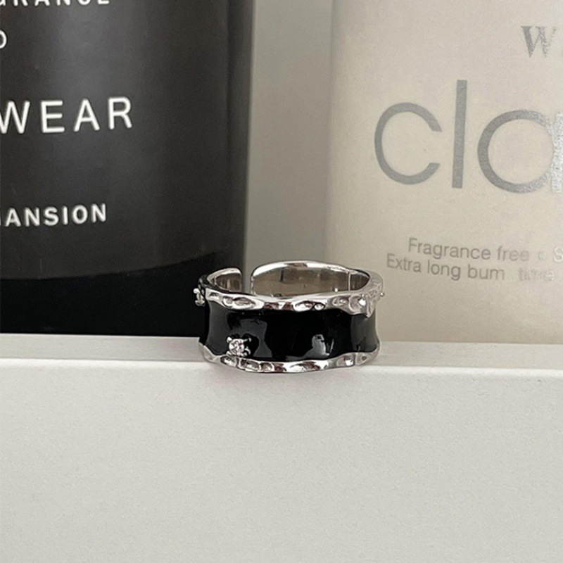 Black glazed zircon ring for women, a niche design on Instagram, exudes a sense of sophistication. The opening is adjustable, making it a fashionable and individualistic index finger ring Application Scenario