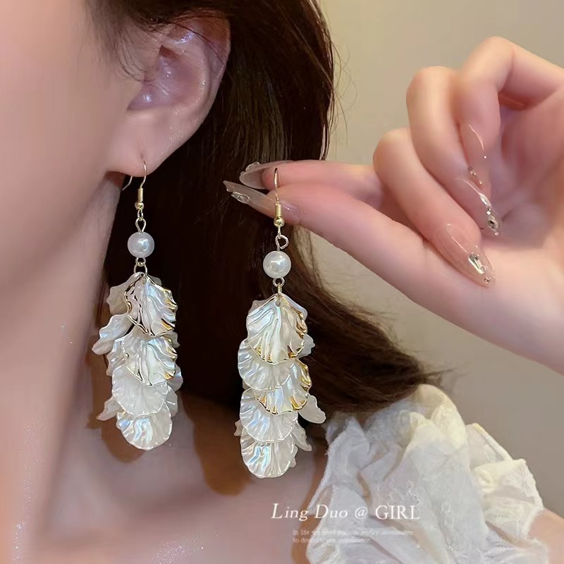 Petal tassel pearl earrings 2025 New bestseller, versatile, light luxury earrings, ear hooks, French style earrings for women full figure