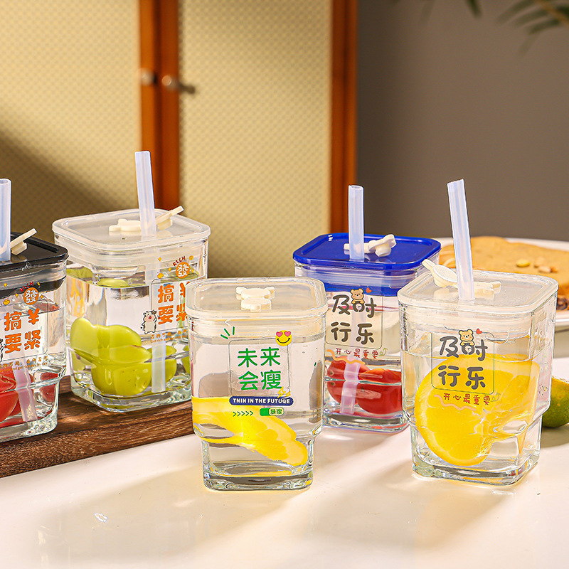 Wholesale square text-printed glass water cups with LIDS, thickened straw cups, household 450ml drinking cups, milk cups Application Scenario