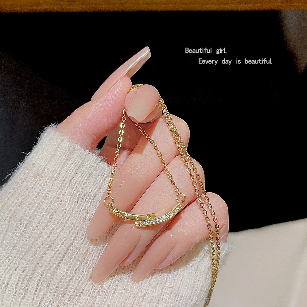 A niche design necklace that doesn't fade, a light luxury Korean influencer's Instagram fashion style collarbone chain titanium steel sweater chain Application Scenario