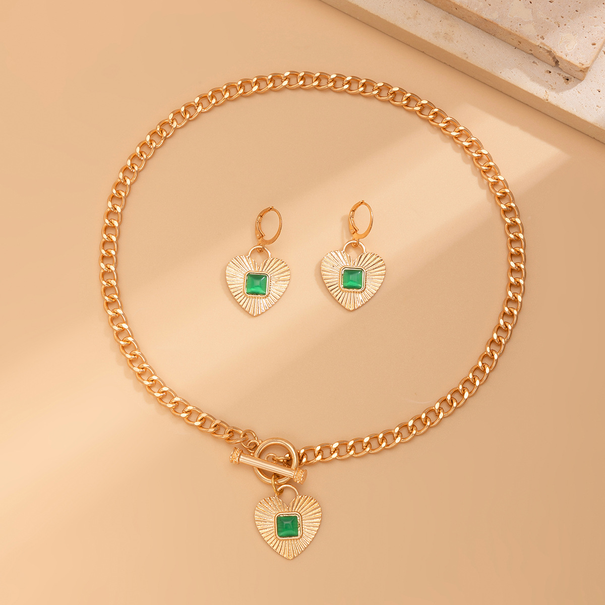 European and American cross-border jewelry fashion diamond-encrusted heart pendant Necklace light luxury style metallic feel Necklace set Application Scenario