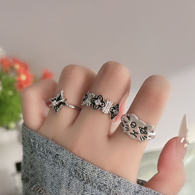 A dark glazed four-leaf clover cross open ring with a unique European and American punk style, a fashionable Saturn cat ring for women Specification drawing