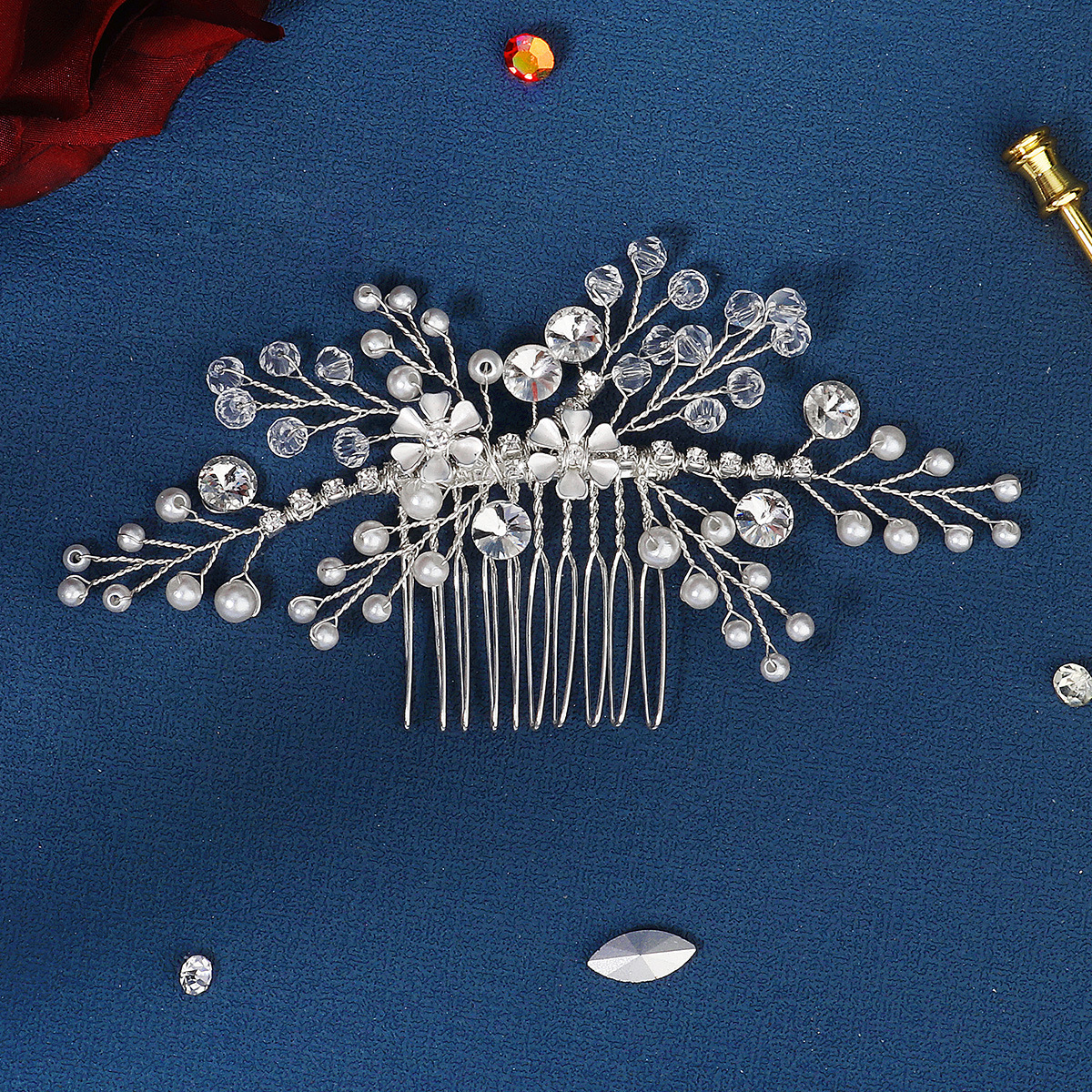 Simple and versatile hair accessories for European and American brides, such as updo hair combs, handcrafted beaded crystal pearl headwear, and flower-shaped hair combs details Picture