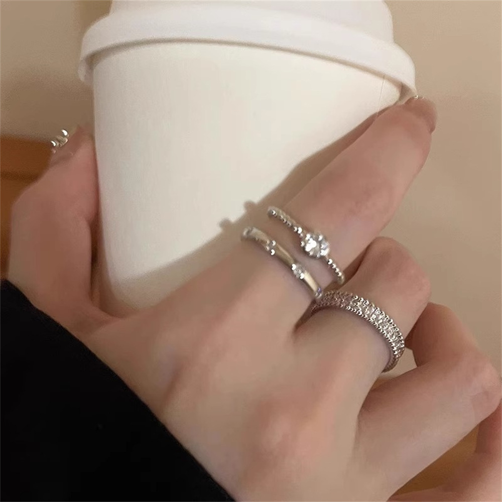 A layered Korean 925 sterling silver ring for women, a light luxury, fashionable and niche design, with a cold and unique style, is an ins ring bracelet full figure