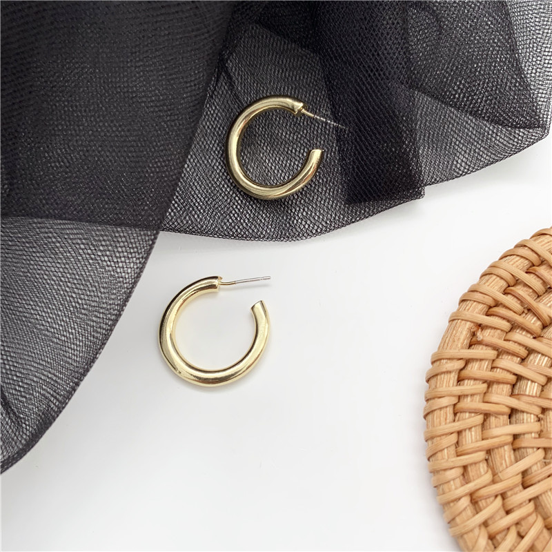 Retro style cold circle earrings, 2025 new trendy and exquisite commuter stud earrings, high-end and light luxury earrings Application Scenario