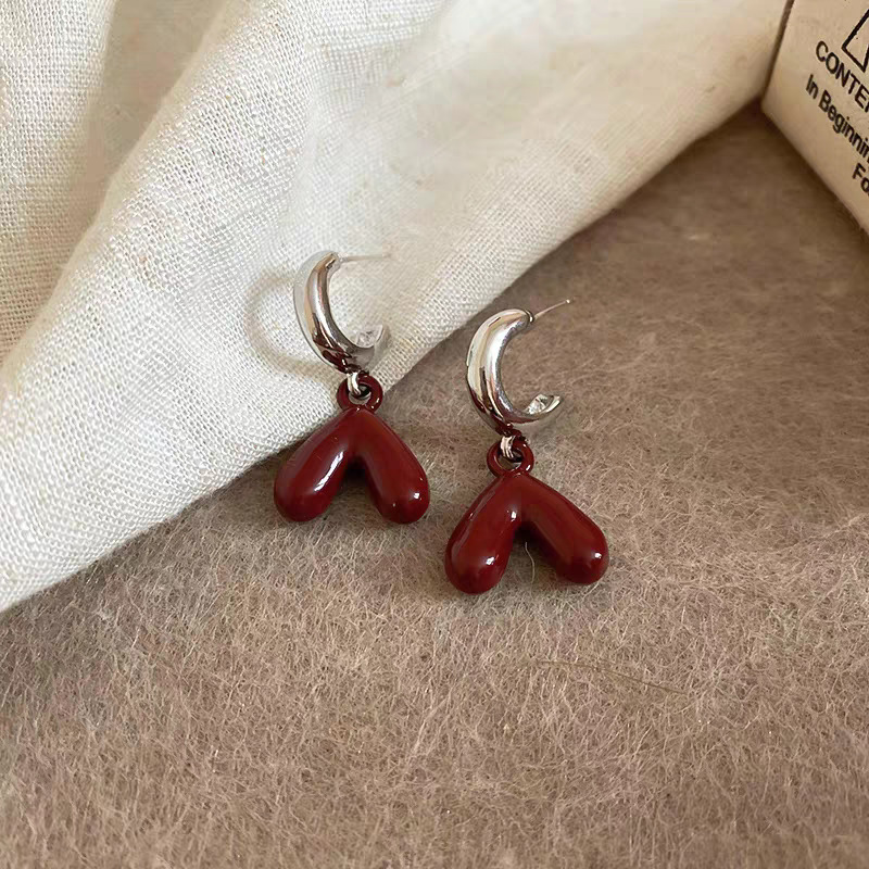 The Ankela red glazed heart-shaped pendant earrings are fashionable, sweet and elegant. The stud earrings exude a light luxury and high-end feel. They are versatile for women Application Scenario