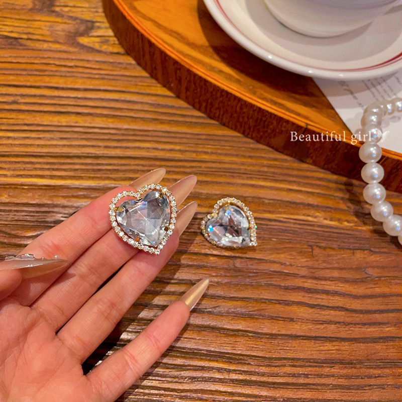 Retro and exaggerated, double-layer heart-shaped stud earrings with full diamonds, unique European and American edge-shaped heart-shaped ear clips, high-end earrings full figure