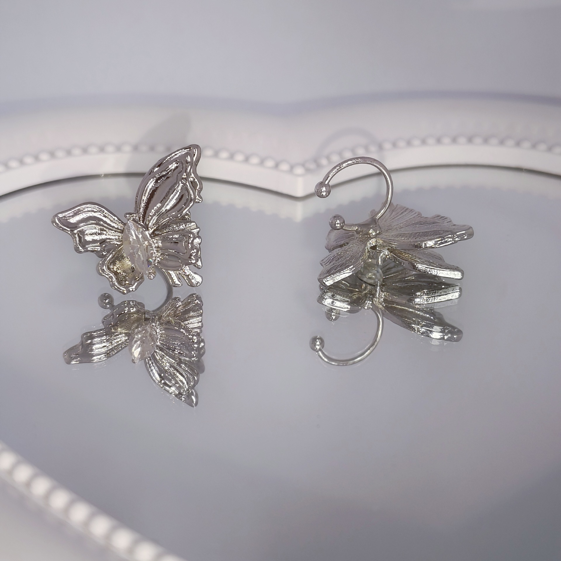 This niche design features a stylish zircon butterfly ear clip that exudes a light luxury and high-end feel. It is a fashionable and popular accessory without any ear holes Application Scenario