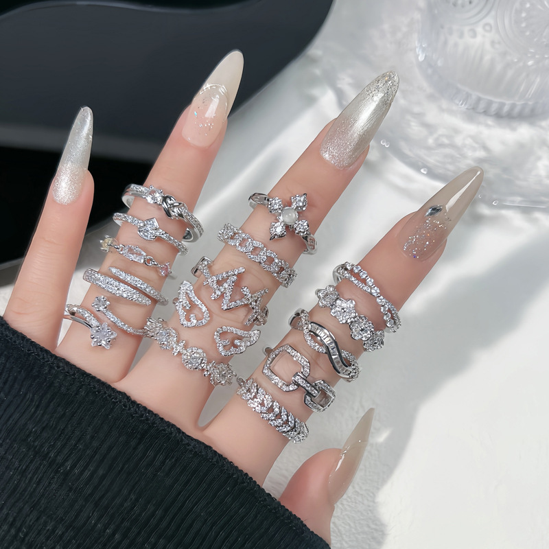 A Korean-style geometric light luxury high-end ring with full diamonds, a cold and elegant female style, a niche fashion and exquisite stacked index finger ring full figure
