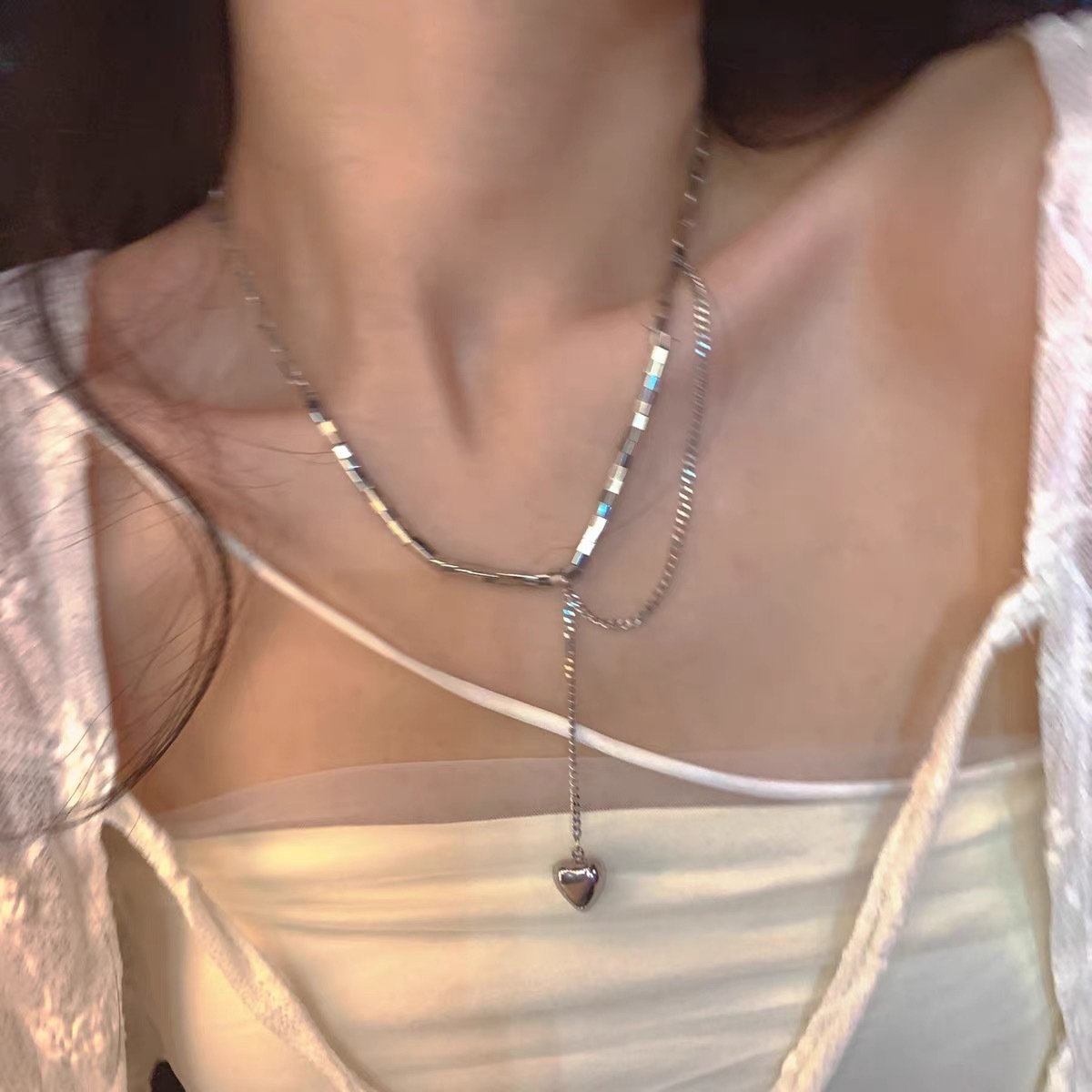 Three-dimensional heart-shaped pendant, small square necklace, women's niche design sense, titanium steel non-fading collarbone chain accessory full figure