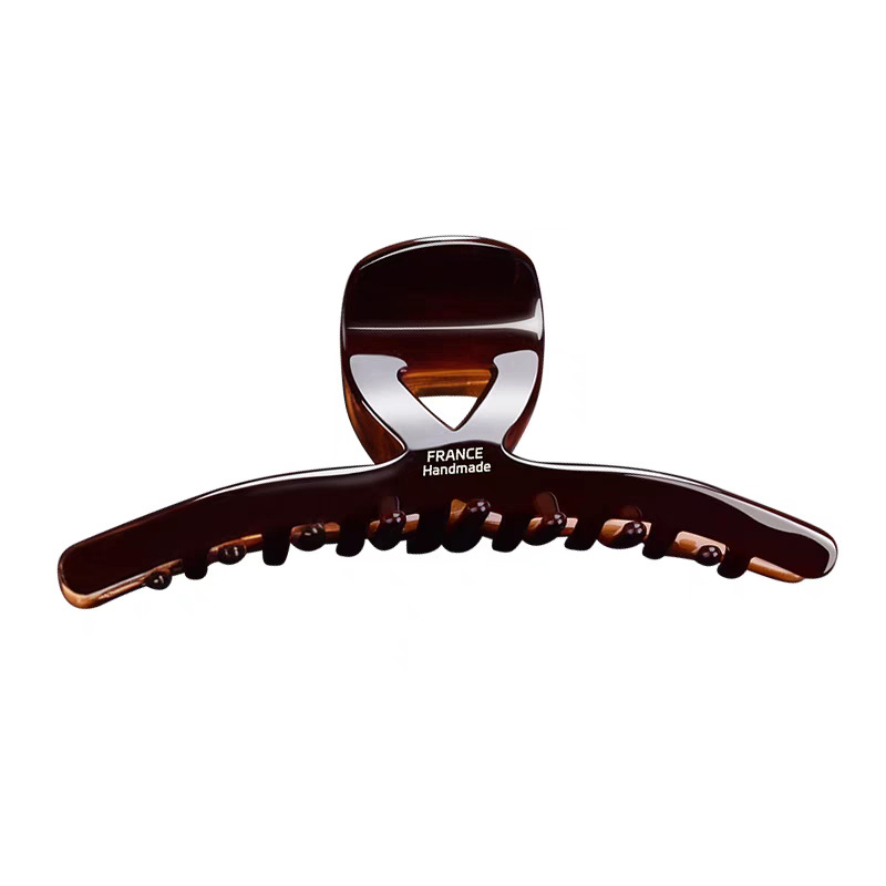 The large-sized acetate hair clip has a lot of volume and a retro style. It's a 13cm large-sized shark clip at the back of a woman's head Item Picture