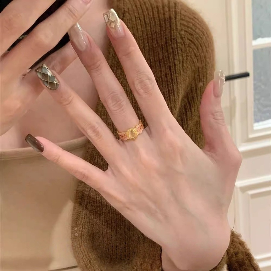 The pink gold enamel ring of "Tao Zhi Yao Yao" is a light luxury retro index finger ring with a traditional Chinese style. It is a niche and high-end open-top ring Item Picture