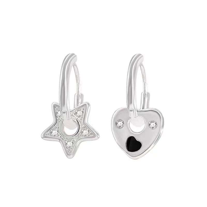 Simple and asymmetrical star-shaped heart earrings, women's fashion, niche and exquisite, internet-famous small ear buckles, new earrings wholesale Application Scenario
