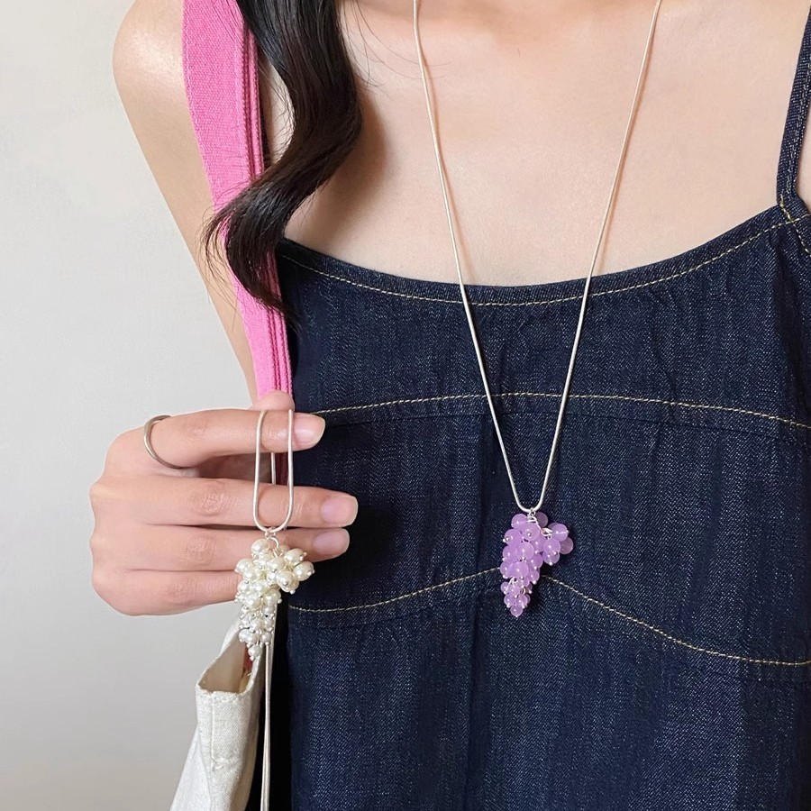 This is a unique and versatile long sweater chain necklace with a pull-out grape string tassel design, similar to that of a South Korean blogger details Picture