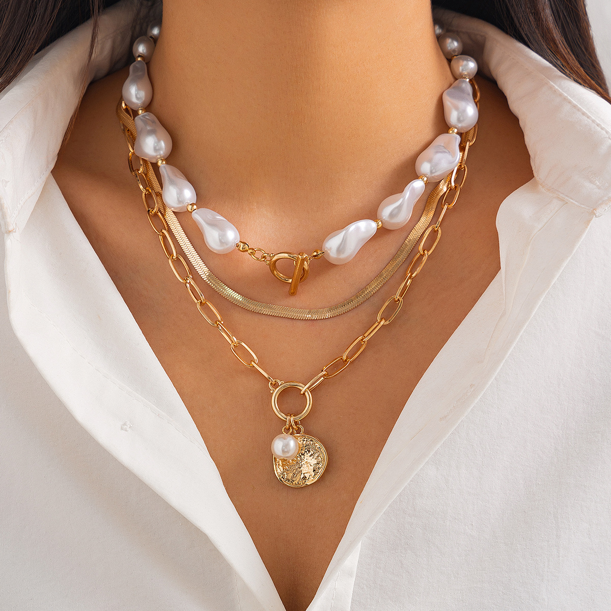 European and American cross-border jewelry, Baroque irregular-shaped pearl collarbone chain, retro metal feel round piece pendant, multi-layer necklace full figure