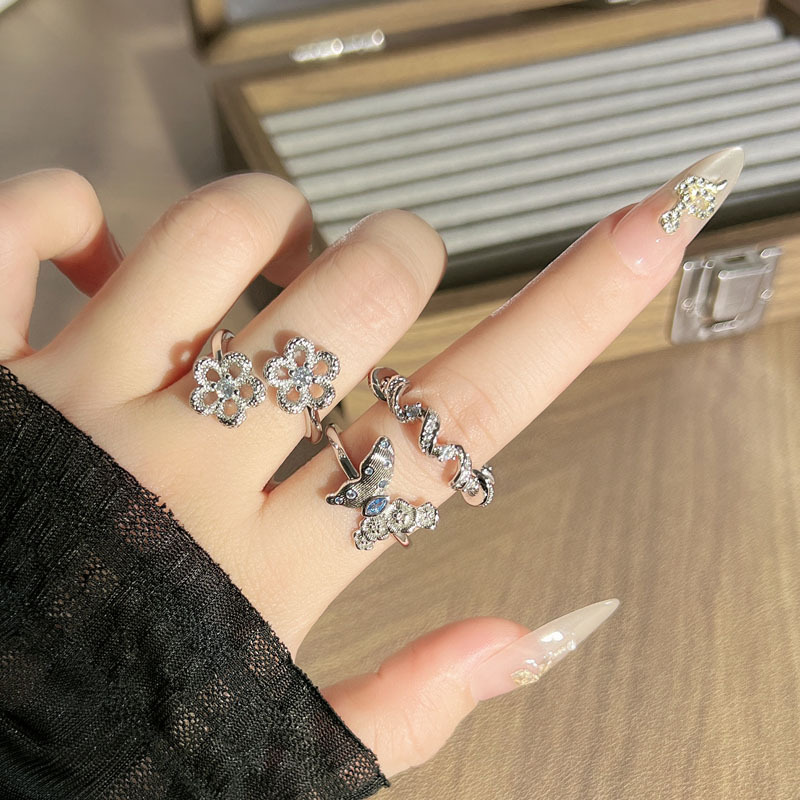 Old money style simple and exquisitely carved flower ring for women, retro blue diamond butterfly, individual, light luxury, high-end fashion ring details Picture