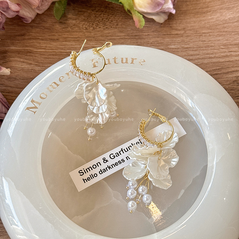 Petal tassel white flower ear ring earrings for women 2025 new style light luxury vacation style exaggerated temperament stud earrings Application Scenario