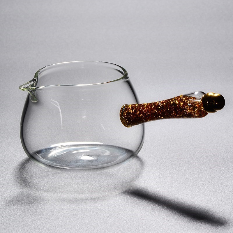 High borosilicate glass side handle, public cup, gold foil fair cup, hidden gold handle, hammer-patterned Gongfu tea set, tea distribution set, public cup Application Scenario