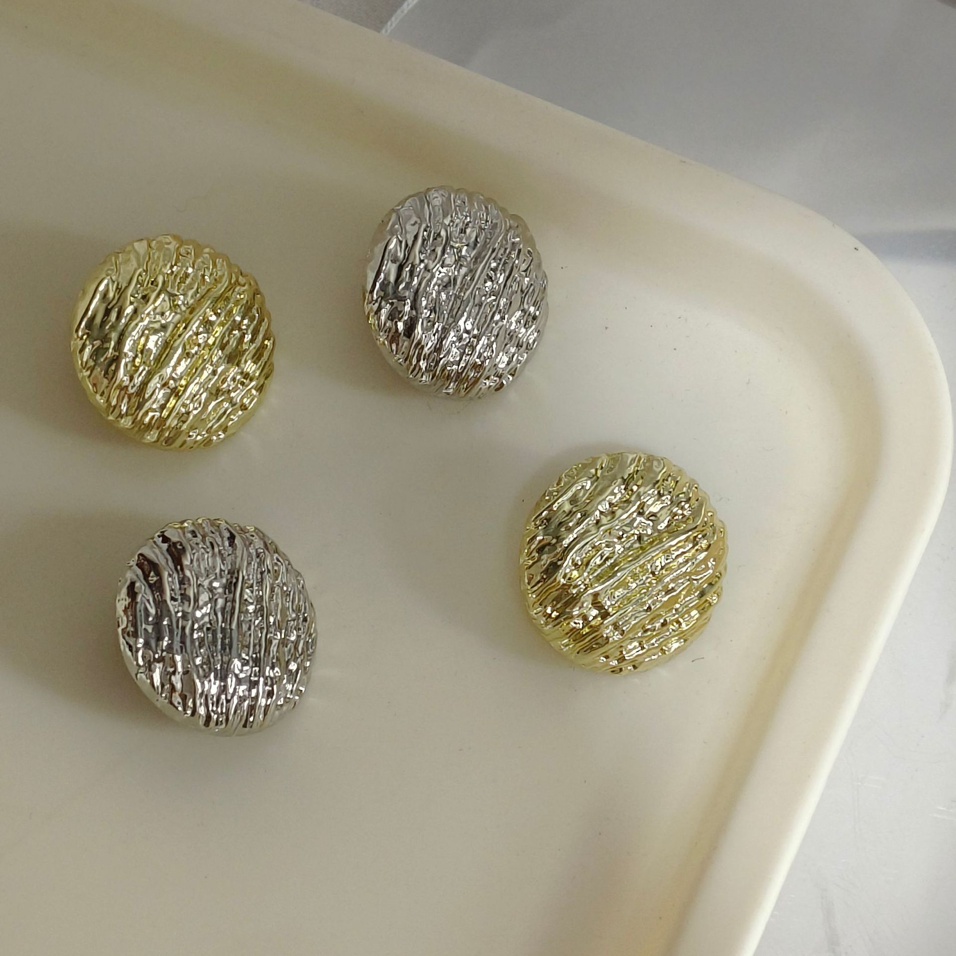European and American ins trendy earrings, with a niche design sense, light ear buckles, a cool and elegant style, and individual and high-end ear studs Application Scenario